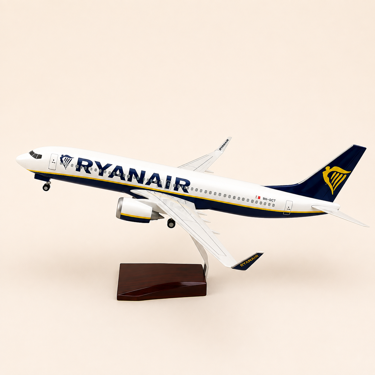 Ryanair Boeing 737-800 – 47cm / 18.5in – LED Airplane Model