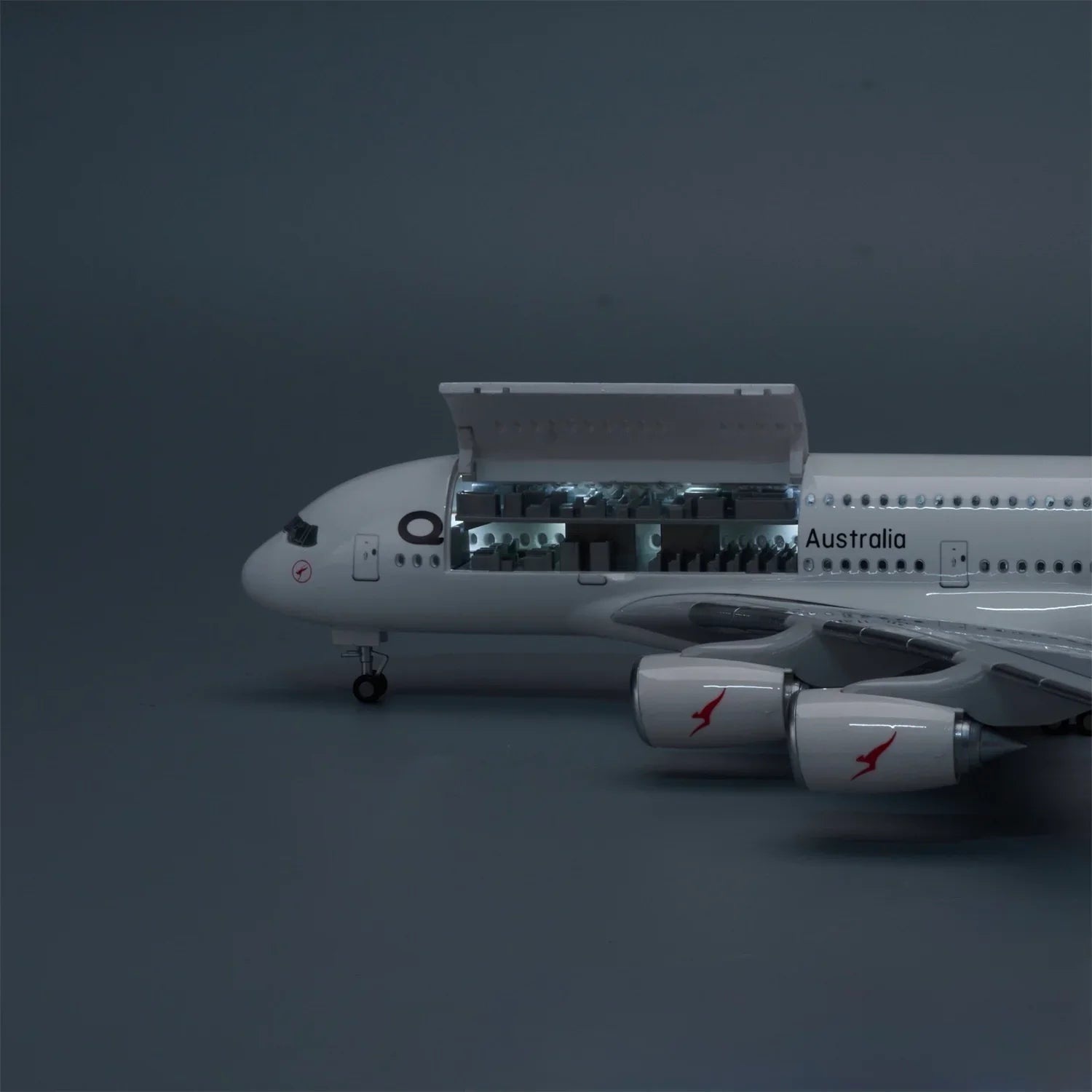 Qantas Airbus A380 1:160 – 45.5 cm / 17.9 in – Opening Cabin Interior