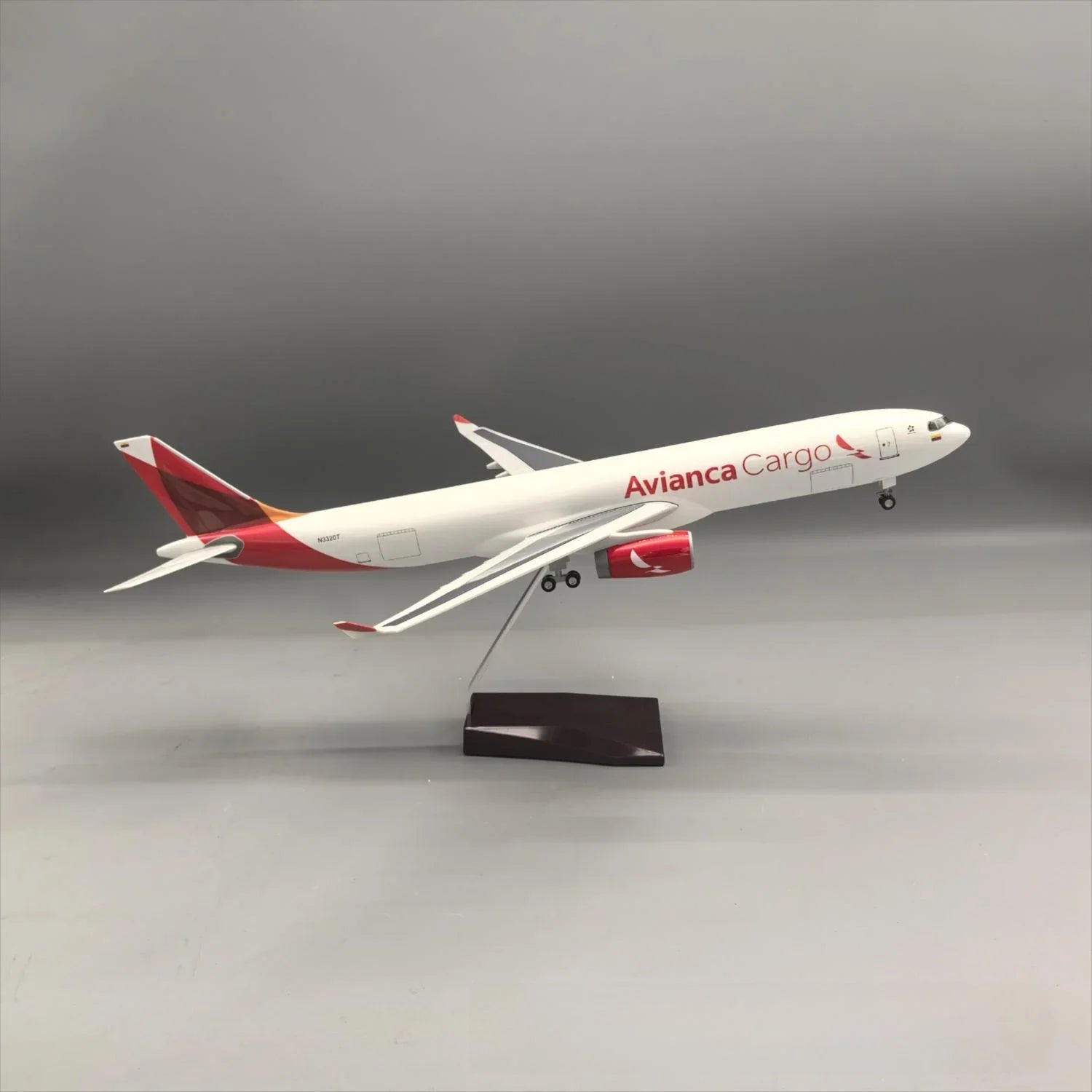 Avianca Cargo Airbus A330-200F 1:135 – 47 cm / 18.5 in – Logistics Edition
