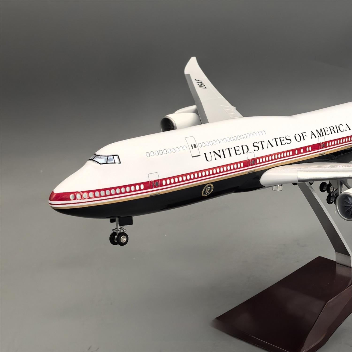 Air Force One Boeing 747-8 (VC-25B) 1:150 Scale Model Airplane – New Presidential Livery (47cm / 18.5")