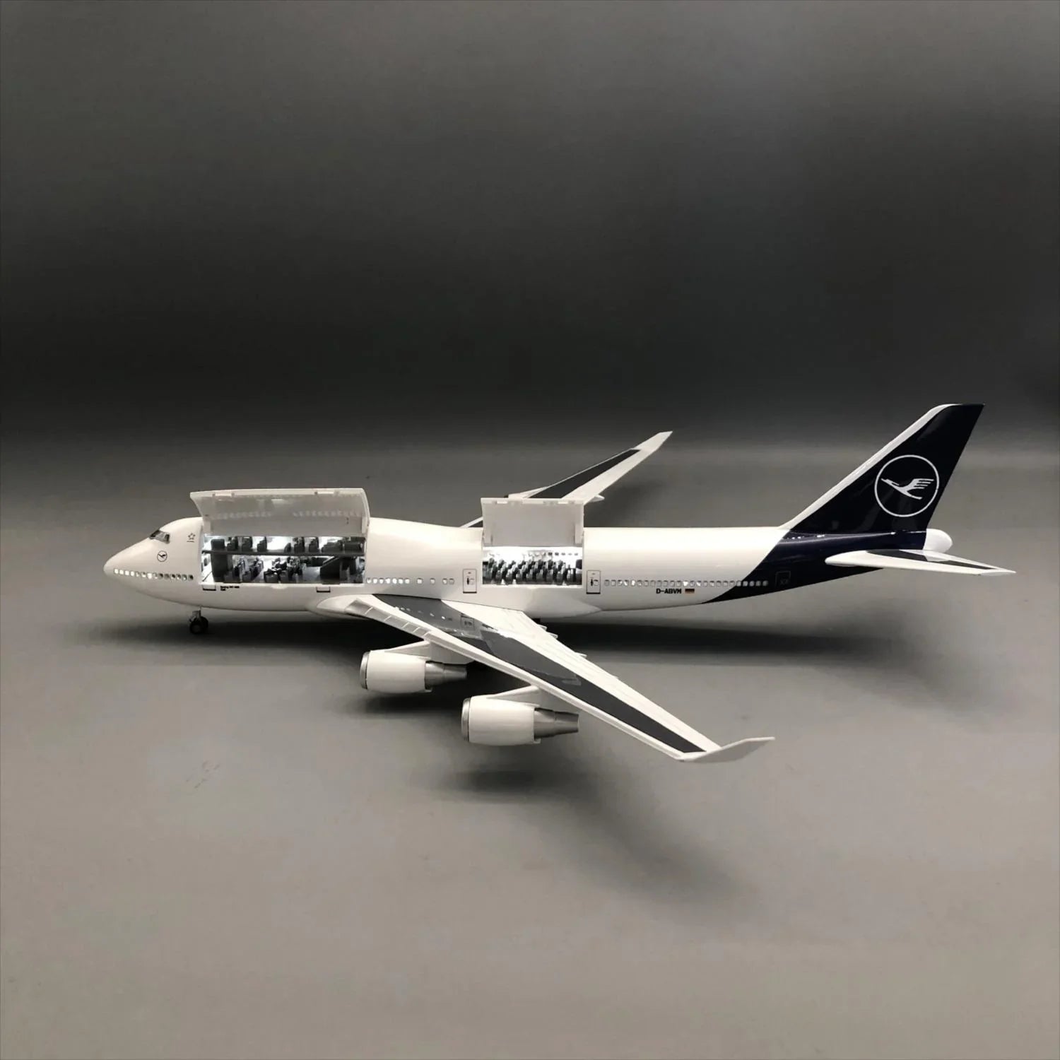 Lufthansa Boeing 747-400 1:150 – 47 cm / 18.5 in – Opening Cabin Interior & LED Lights