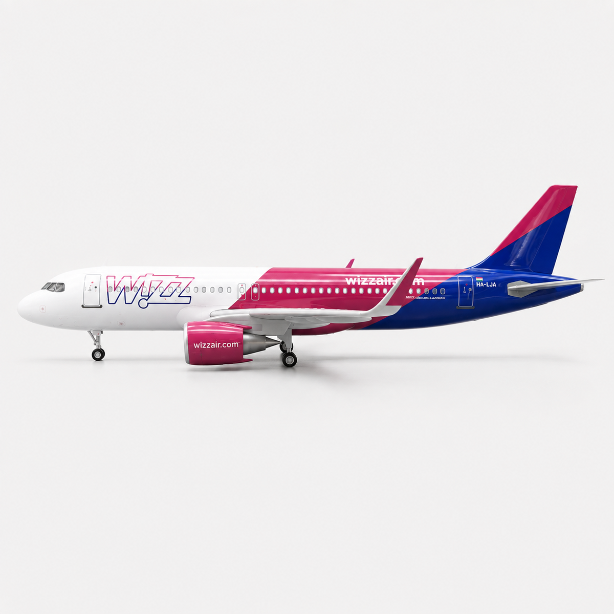 Wizz Air Airbus A320 – 1:80 Scale – 47cm / 18.5in – LED Airplane Model
