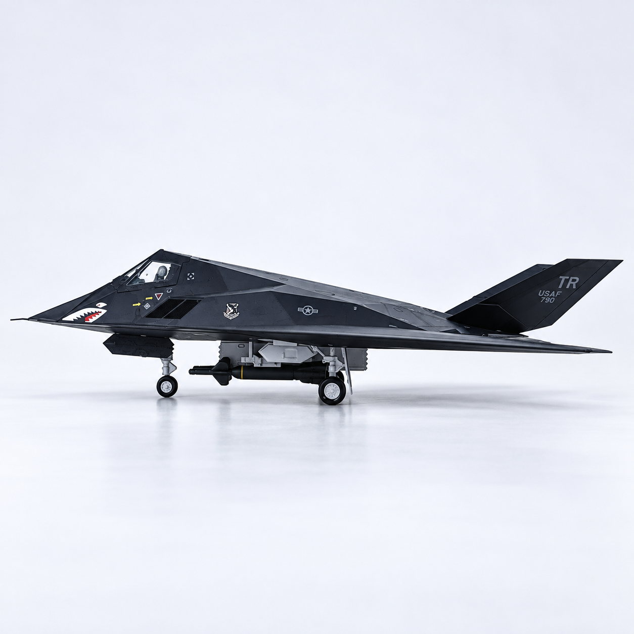 US Air Force F-117 Nighthawk Stealth Aircraft 1:72 Scale Diecast Alloy & ABS Display Model
