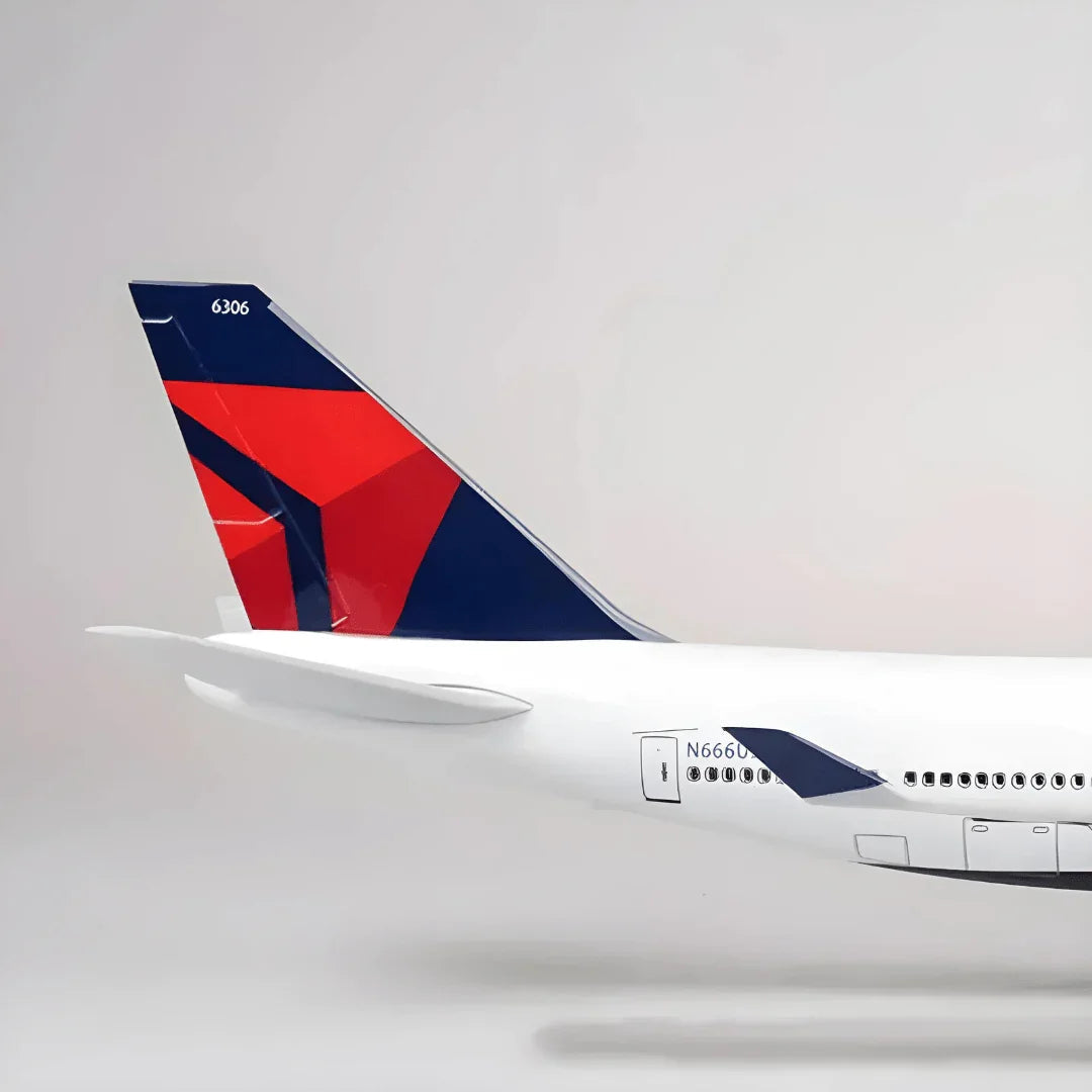 Boeing 747 Delta 1:150 – 47 cm / 18.5 in – LED Lights