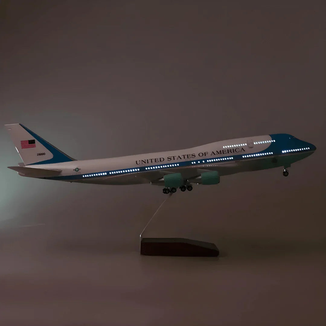 Boeing 747 Air Force One 1:150 – 47 cm / 18.5 in – LED Lights