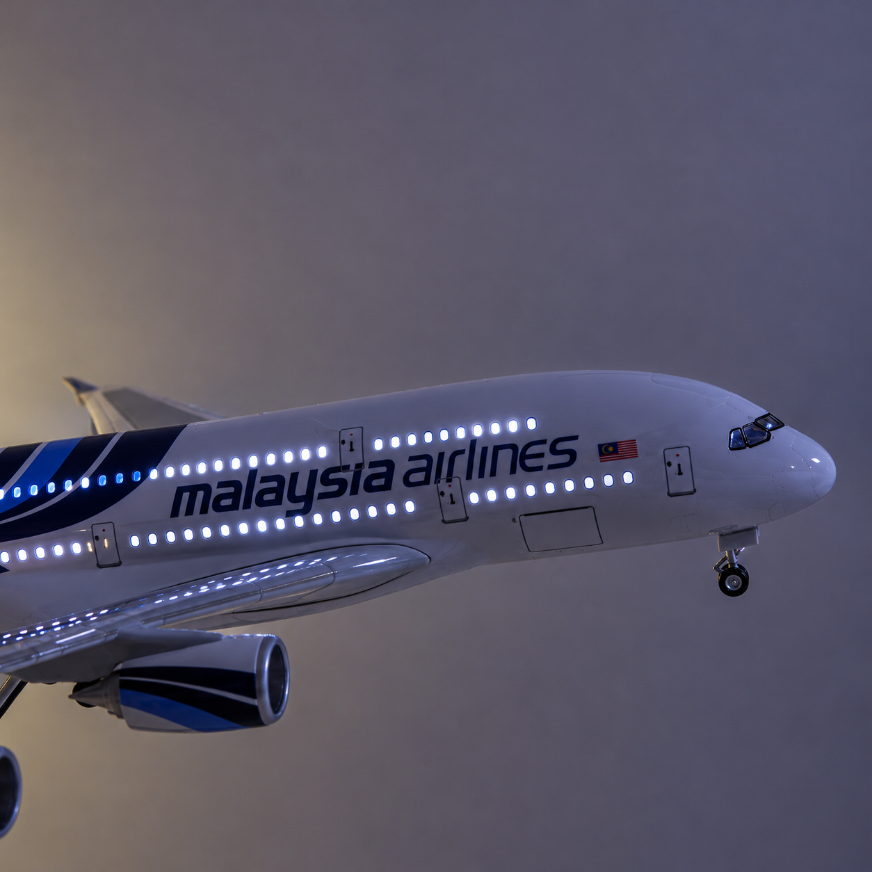 Malaysia Airlines Airbus A380-800 1:160 Scale Sound-Activated LED Aircraft Model