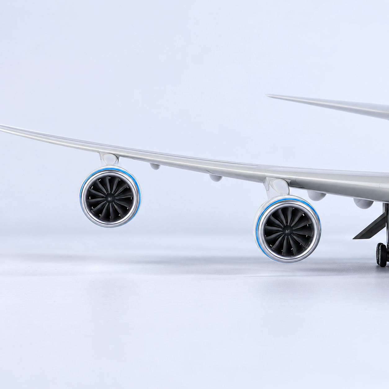 State of Kuwait Boeing 747-8 1:160 LED Model | 47cm