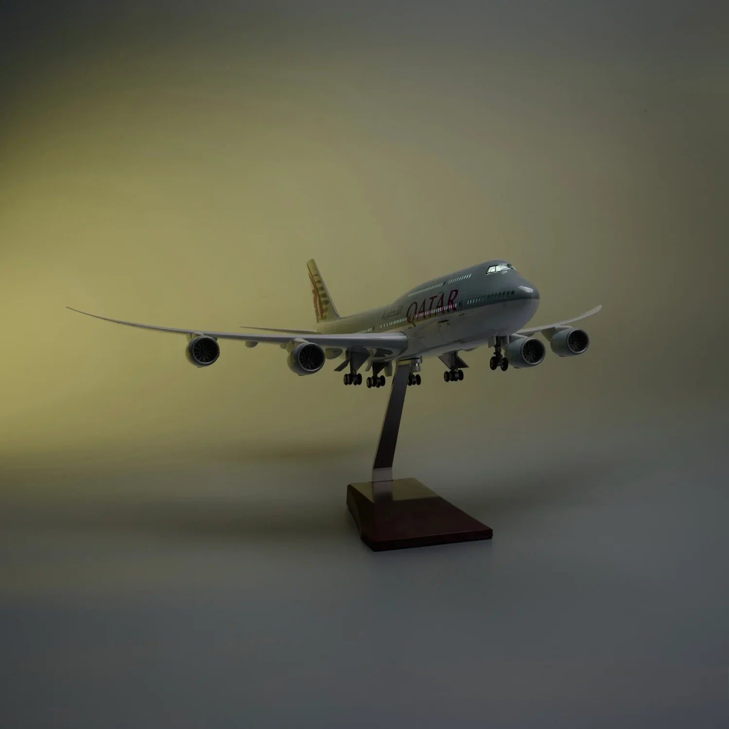 B747 QATAR - SCALE 1/150 - 47CM - 18.5 IN - AIRPLANE MODEL