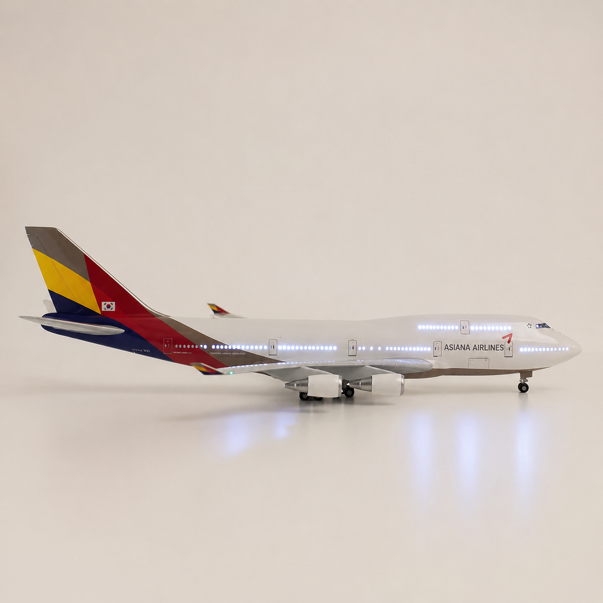 B747 Asiana Airlines – Scale 1:157 – 47 cm (18.5 in) – Airplane Model Voice-Activated Cockpit Light