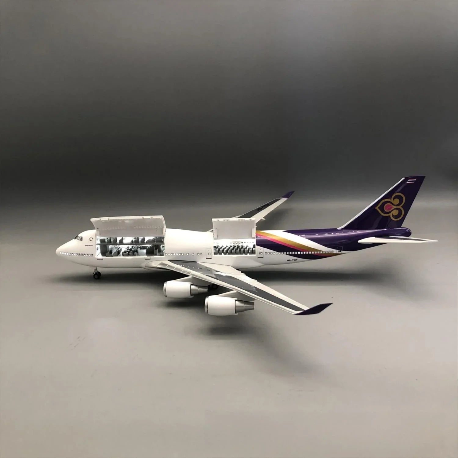 Thai Airways Boeing 747-400 1:150 – 47 cm / 18.5 in – Opening Cabin Interior & LED Lights