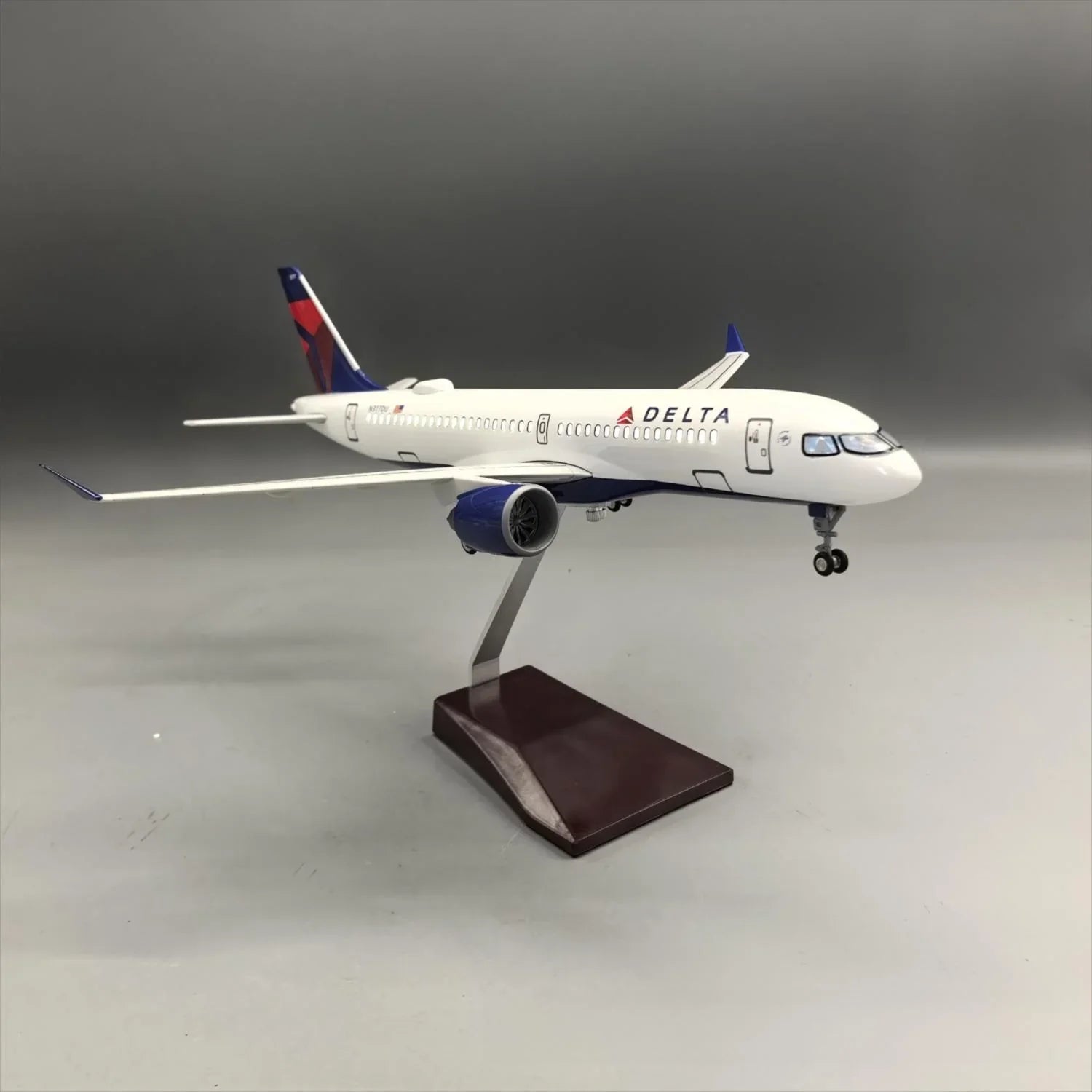Delta Air Lines Airbus A220-300 1:100 – 38.7 cm / 15.2 in – LED Lights