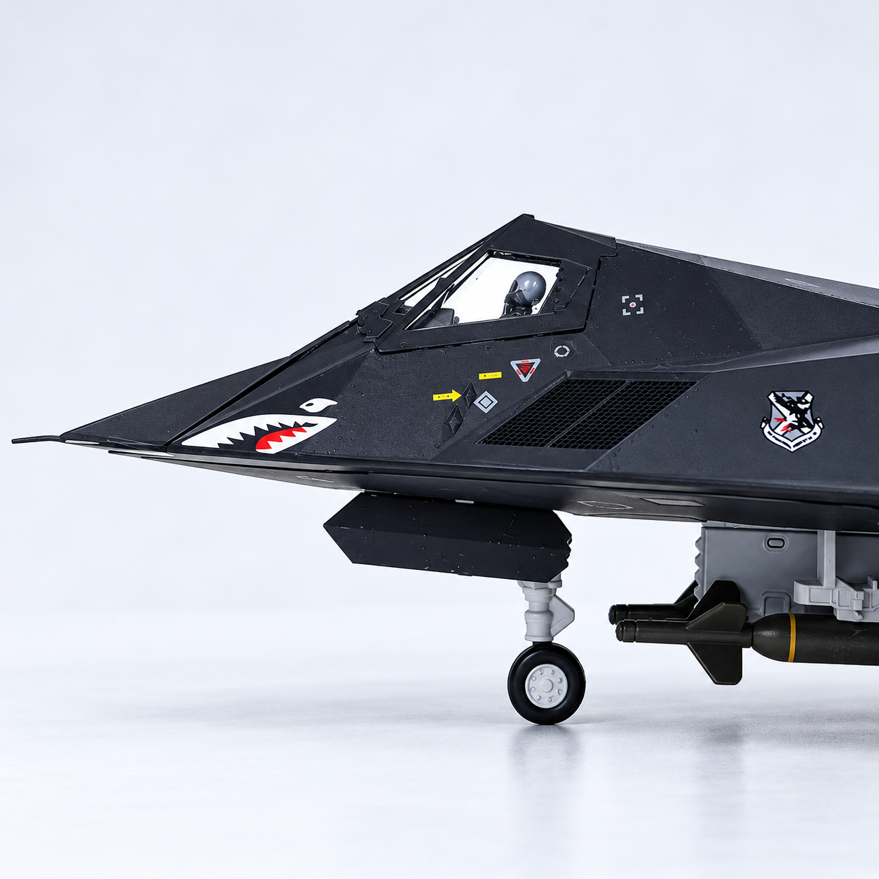 US Air Force F-117 Nighthawk Stealth Aircraft 1:72 Scale Diecast Alloy & ABS Display Model