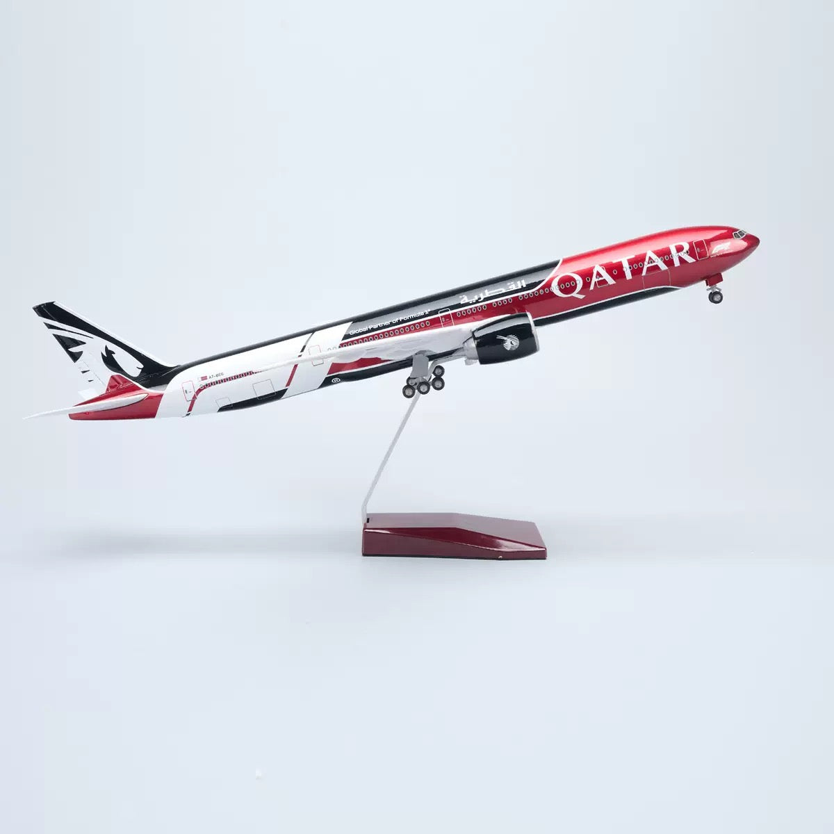 Qatar Airways Boeing 777-300ER Formula 1 Special Livery 1:135 – 47 cm / 18.5 in – LED Lights
