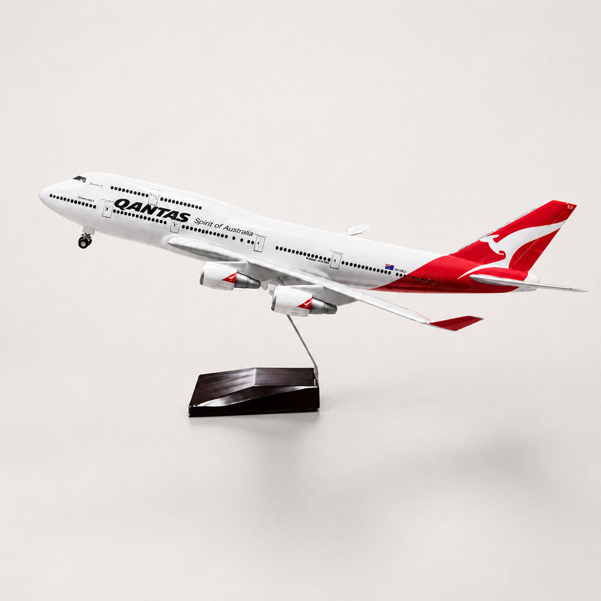 Qantas Boeing 747 1:150 Scale Resin Airplane Model with Sound-Activated LED Lights – 47 cm / 18.5 in