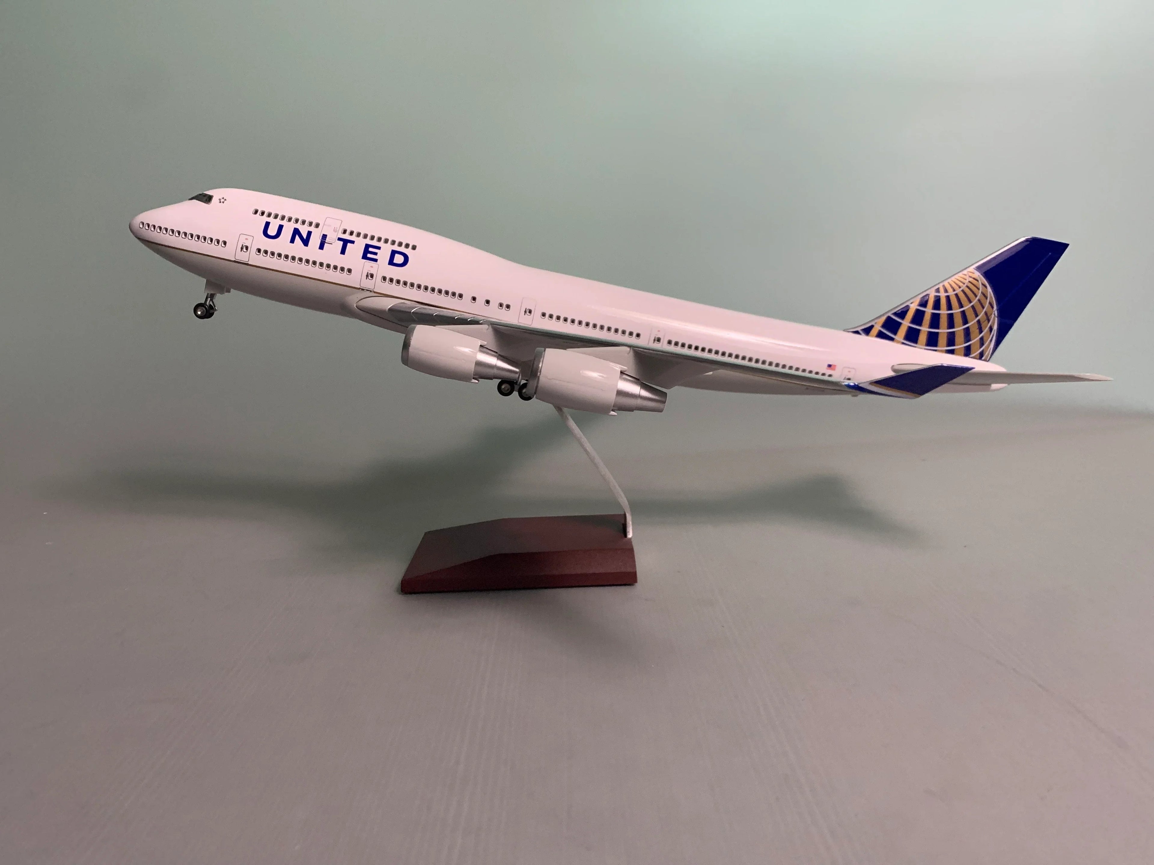 B747-400 United Airlines - Scale  1/150 - 47cm - 18.5 in - Airplane Model