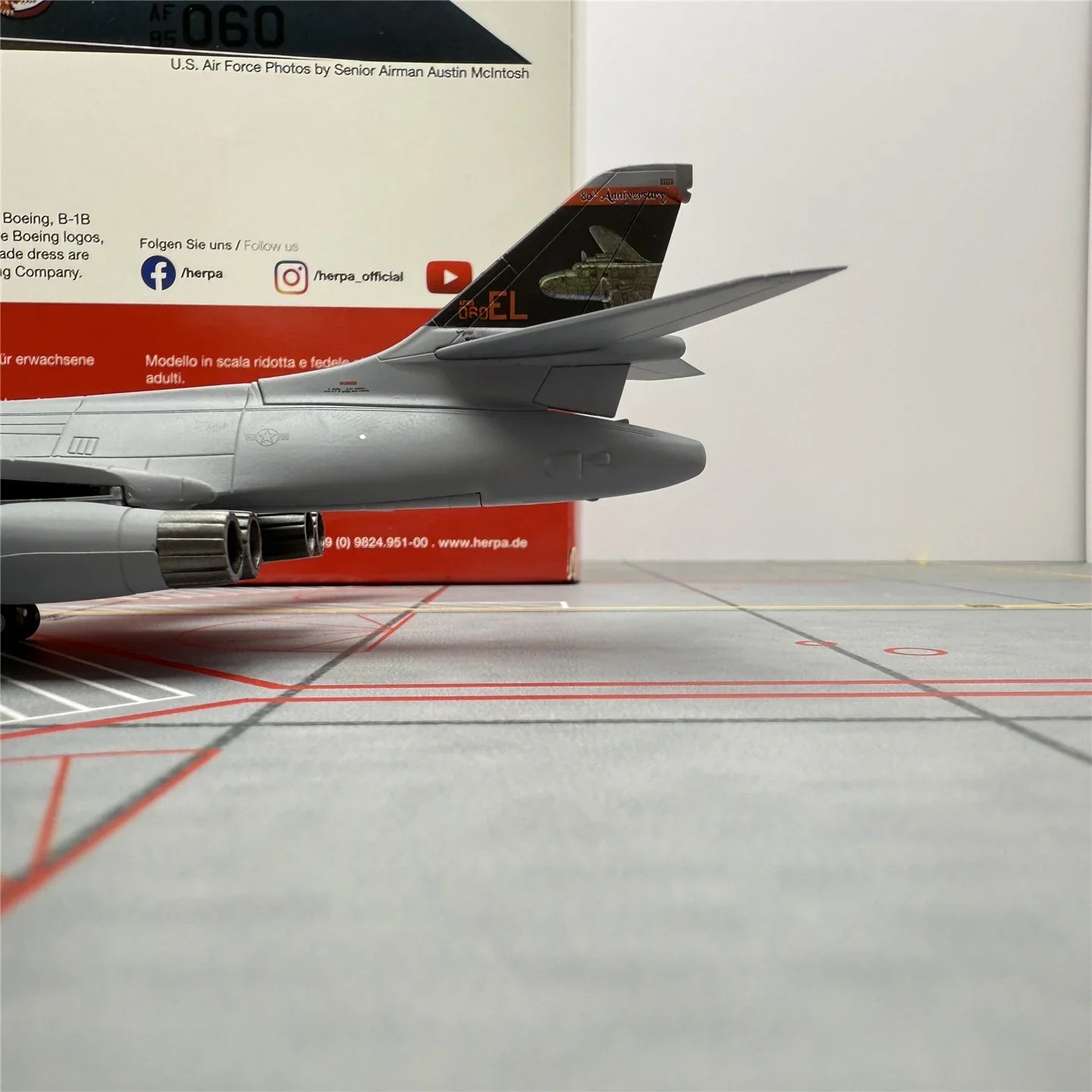 United States Air Force Rockwell B-1B Lancer 85-0060  Scale 1:200  Herpa Wings  22.25 cm