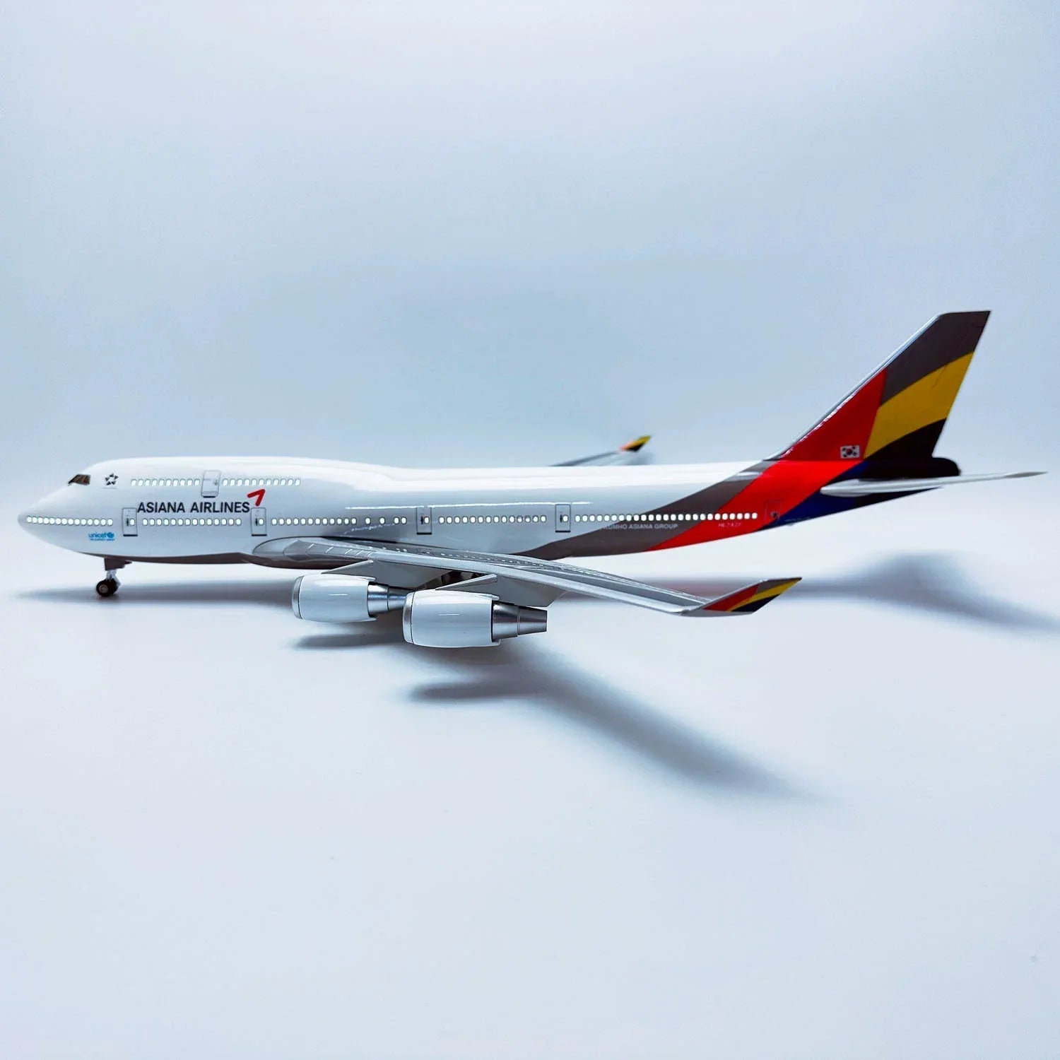 B747 Asiana Airlines - Scale 1/157 - L:47cm