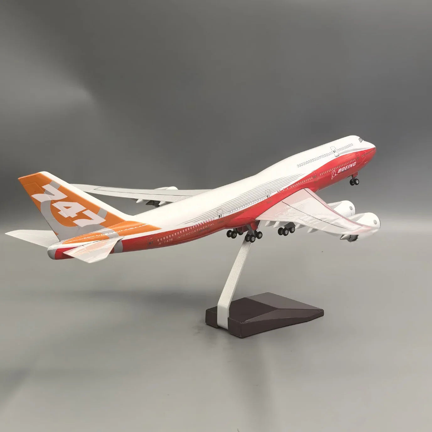 Boeing 747-8 Intercontinental Prototype 1:160 – 47 cm / 18.5 in – Sunrise Livery Edition
