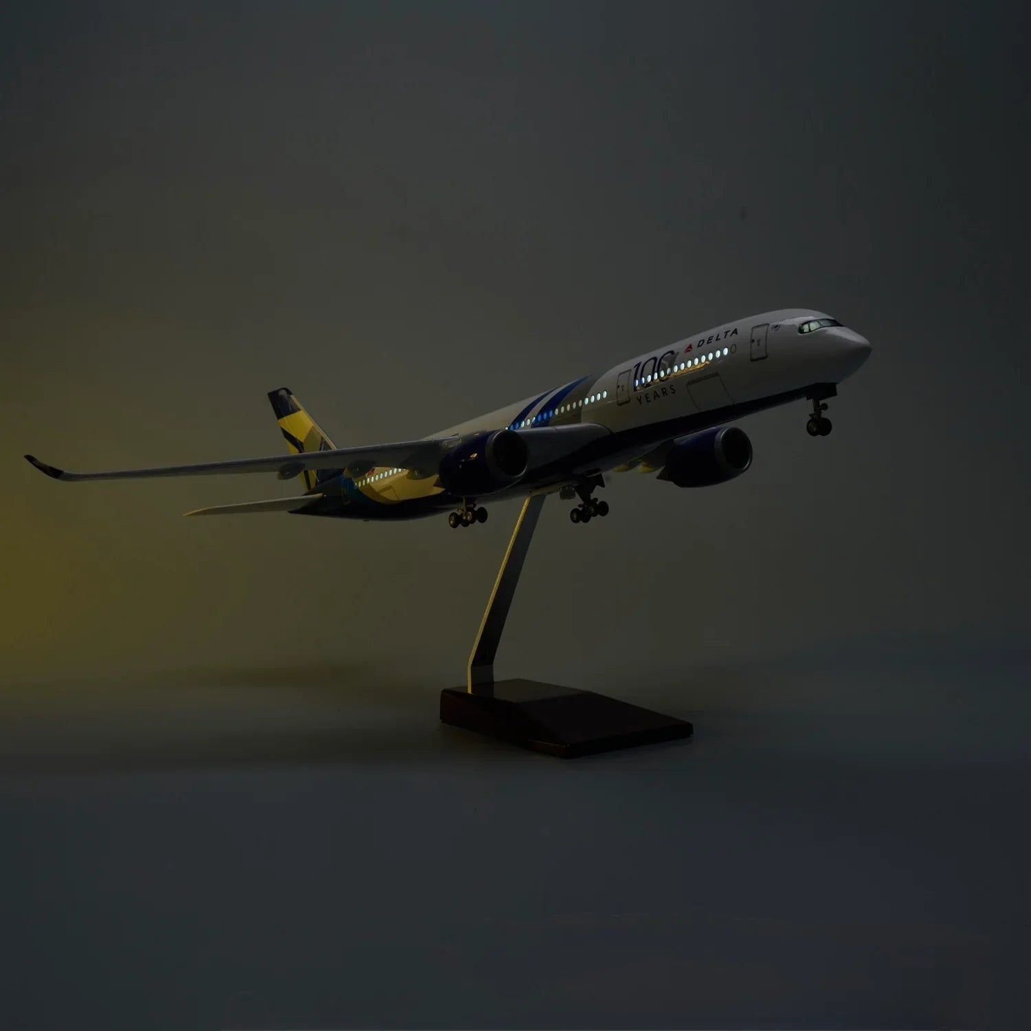 A350 Delta Airlines 1:142 – 47 cm / 18.5 in – 100 YEARS Commemorative