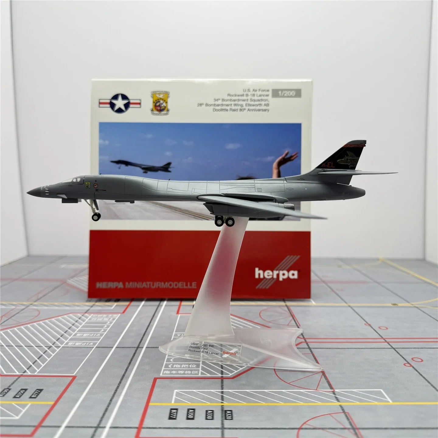 United States Air Force Rockwell B-1B Lancer 85-0060  Scale 1:200  Herpa Wings  22.25 cm