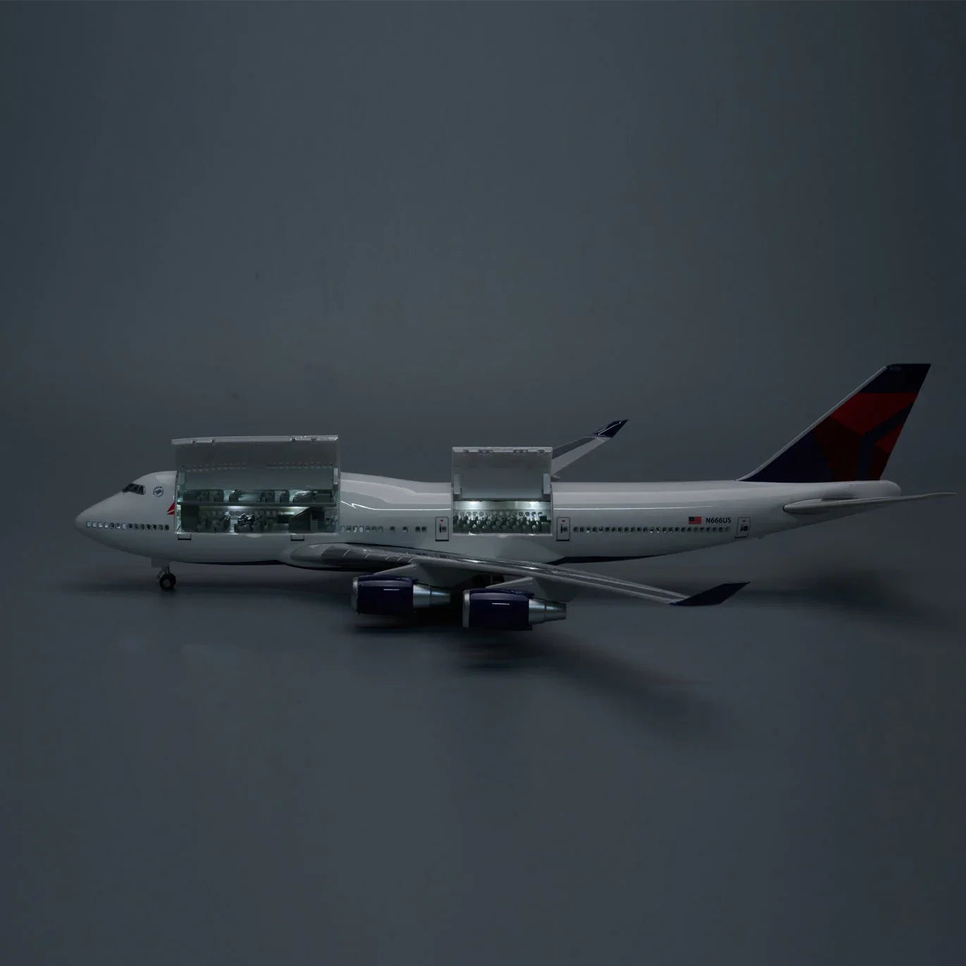 Boeing 747 Delta Classic Livery 1:150 – 47 cm / 18.5 in – Opening Interior