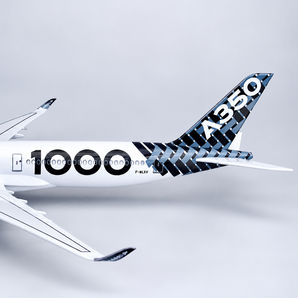Airbus A350-1000 XWB 1:157 LED Aircraft Model – 47cm