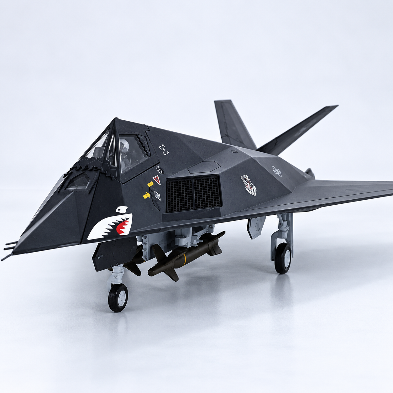 US Air Force F-117 Nighthawk Stealth Aircraft 1:72 Scale Diecast Alloy & ABS Display Model