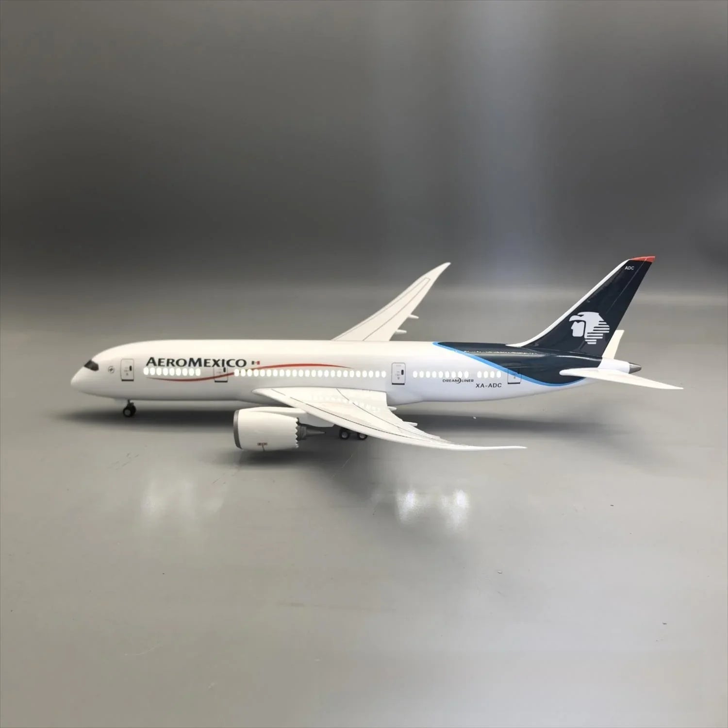 Aeromexico Boeing 787-8 Dreamliner 1:130 – 43 cm / 16.9 in – LED Lights
