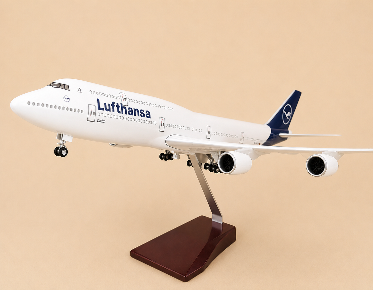 Lufthansa Boeing 747 Airplane Model New Livery – Scale 1:150 – 47cm (18.5in) – LED Lighted Airplane Model