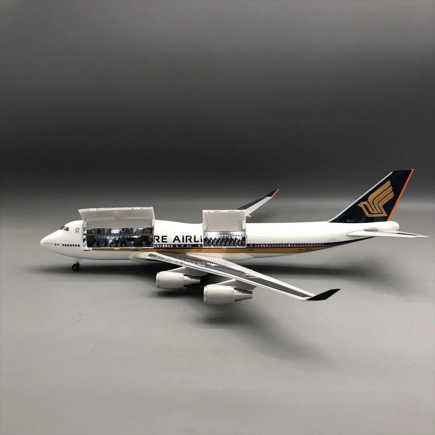 Singapore Airlines Boeing 747-400 1:150 – 47 cm / 18.5 in – Opening Cabin Interior & LED Lights