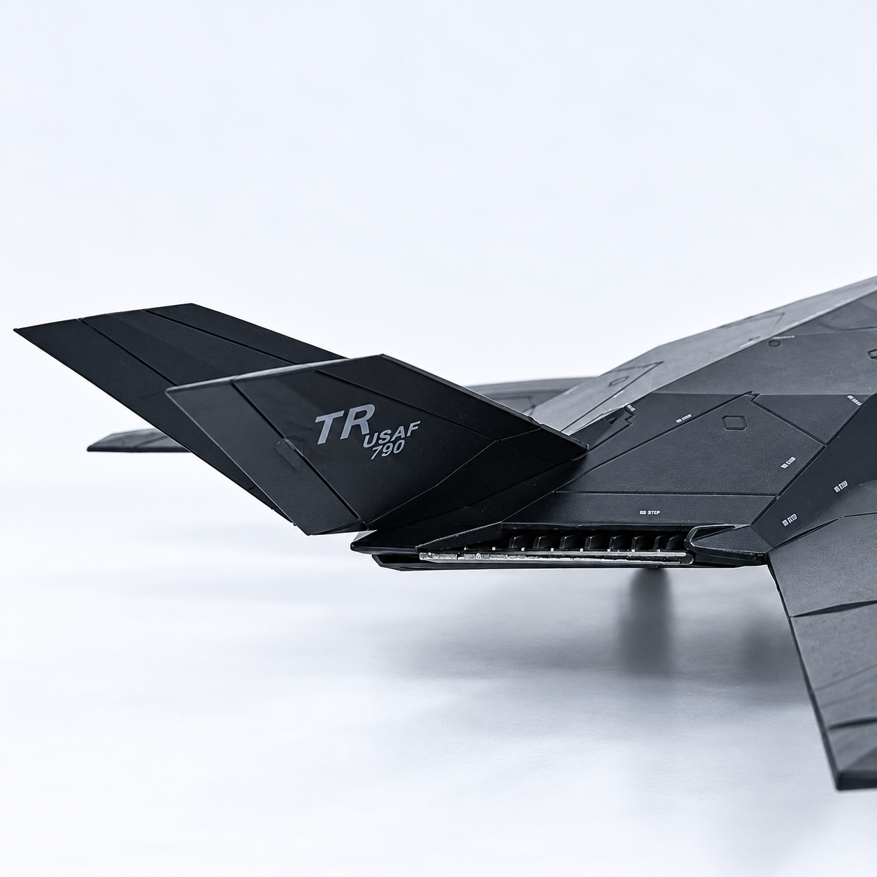 US Air Force F-117 Nighthawk Stealth Aircraft 1:72 Scale Diecast Alloy & ABS Display Model