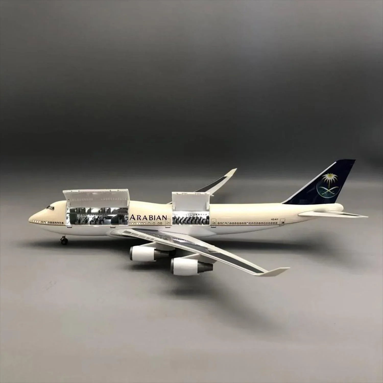 Saudia Airlines Boeing 747-400 1:150 – 47 cm / 18.5 in – Opening Cabin Interior & LED Lights