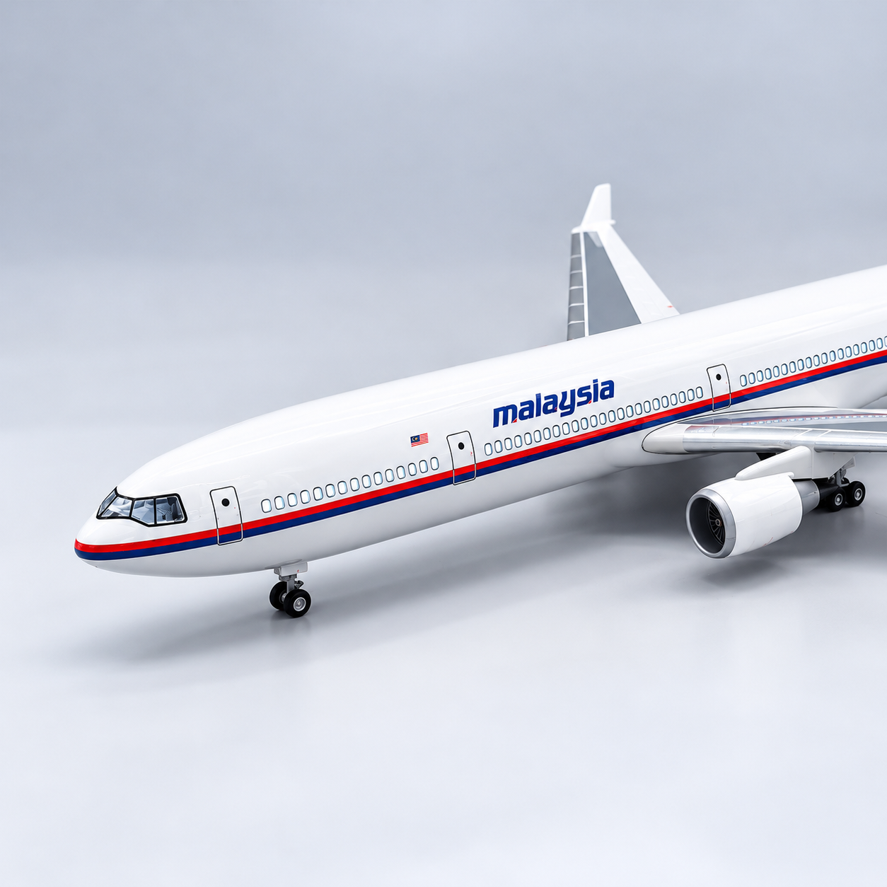 Malaysia Airlines McDonnell Douglas MD-11 1:130 Scale LED Aircraft Model